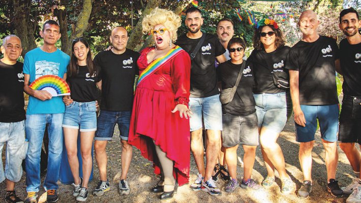 La mani-cercavila pels carrers de l'Espluga del 2022 on centenars de persones convocades pel col·lectiu LGTBIQ+ van anar acompanyats de la Mega Pubilla
