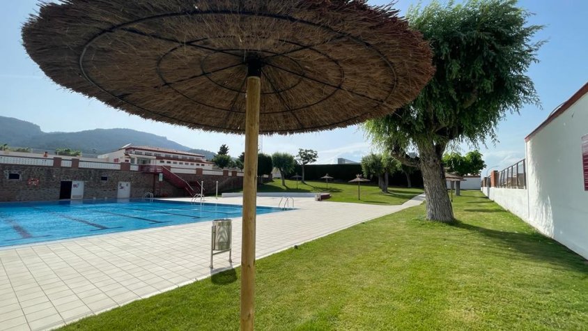 Primer dia d'obertura de la Piscina Municipal gratuït i amb nous espais d'ombra a Montblanc