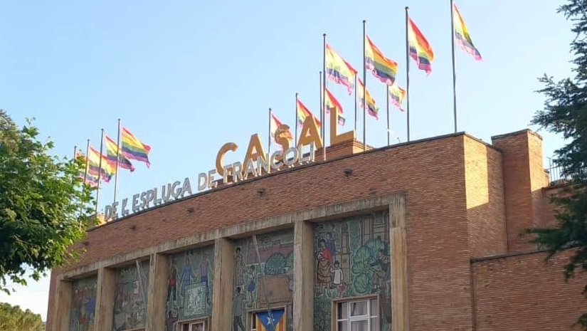 El casal espluguí amb les banderes de l'orgull hissades el passat dilluns 26 de juny per la setmana de l'orgull rural de l'Espluga de Francolí.