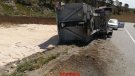 Un camió que transportava sorra bolca a Les Piles
