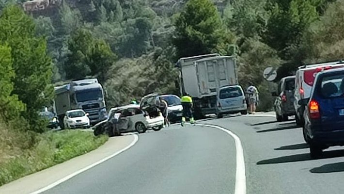 Accident entre un turisme i un camió a la C-14 en direcció a Montblanc