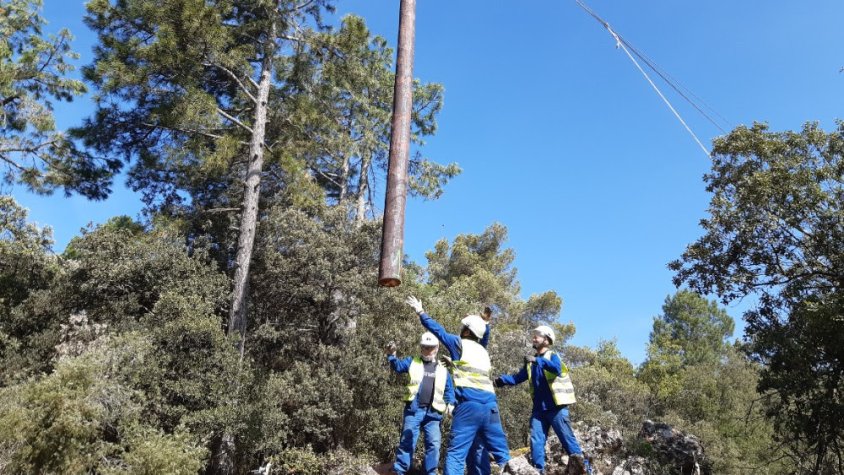 Endesa renova amb helicòpter 14 suports d’una línia de mitjana tensió a Rojals i al Pinetell