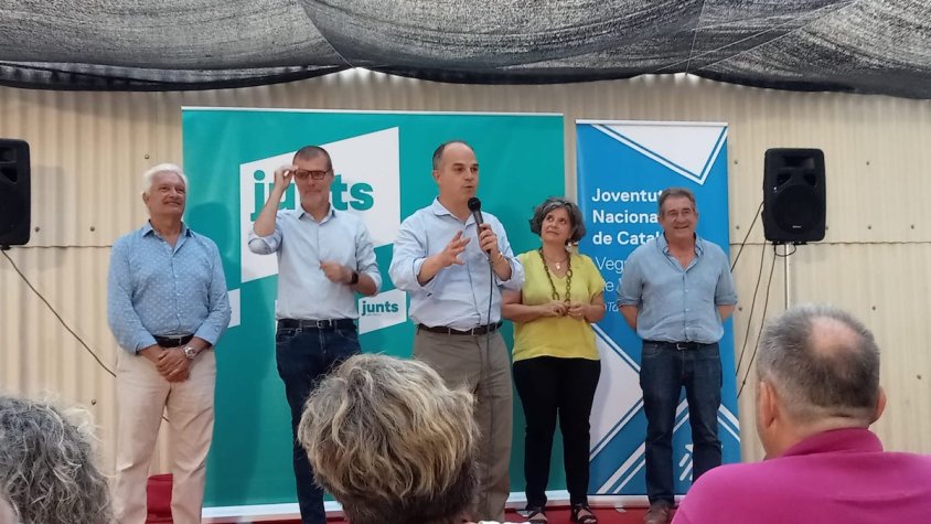 Jordi Turull acompanyat dels candidats/tes de Tarragona a les eleccions generals del 23 de juliol dels 2023 en un acte a Reus
