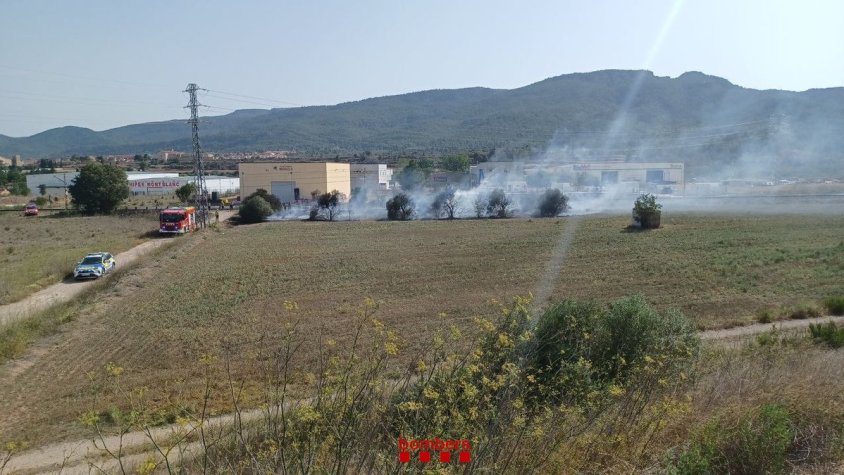 Bombers extingeixen un incendi a prop de les vies del tren a Montblanc