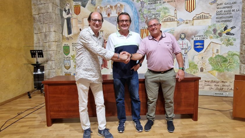 Juanma Cabello (PSC) amb el president del Consell Joan Canela, i Santi Fornés (FIC).