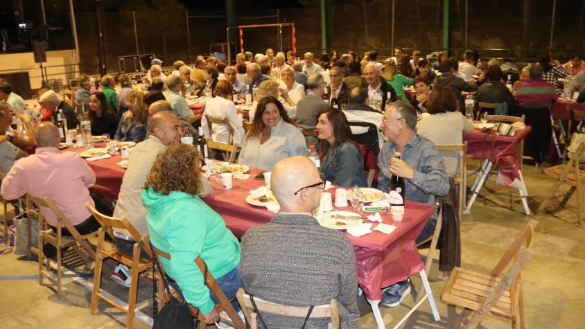 Retrobament i germanor al sopar popular de Rocafort de Queralt