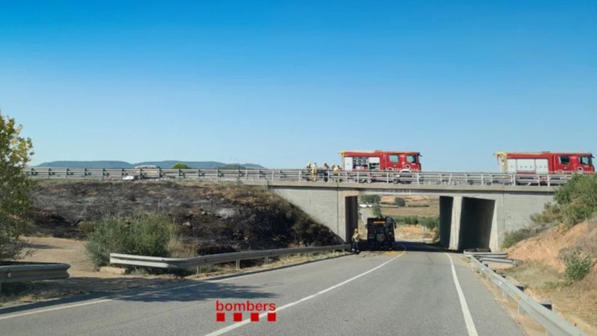 Extingit un incendi d'un vehicle que ha tallat un carril a l'AP-2 a l'Espluga de Francolí i ha saltat al marge