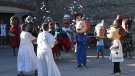 Es bategen els capgrossos del Rector i de l'escolà enmig de la festa major de Vallfogona