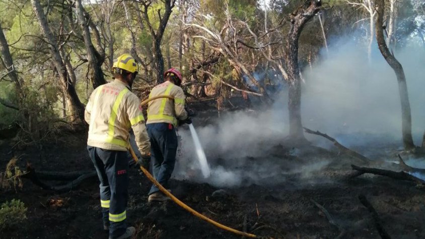 Bombers treballant en l'extinció d'un dels dos incendis