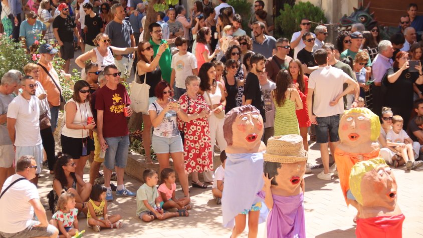 Els gegants, els capgrossos locals i el Drac Petit de Montblanc ballen pels carrers de Barberà de la Conca