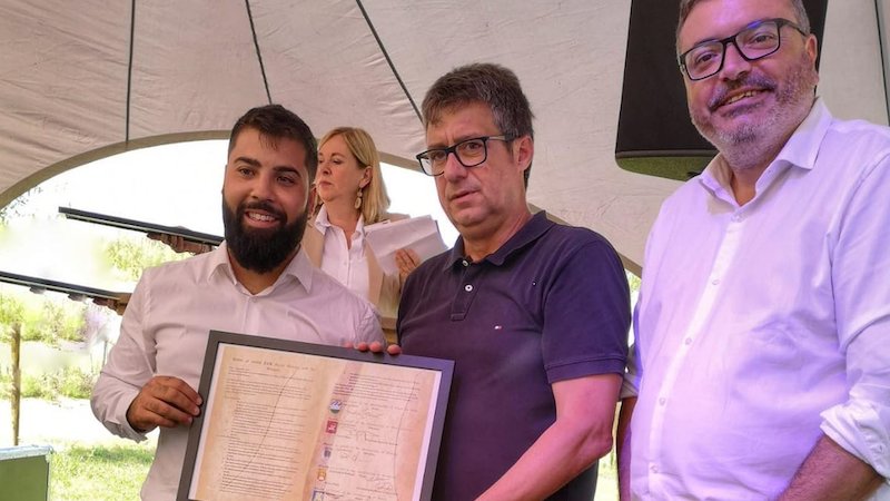 Representants de l'Ajuntament, Oriol Pallissó i Marc Vinya amb el president de l'Associació Medieval de la Llegenda de Sant Jordi, Maties Martí a Beesel.