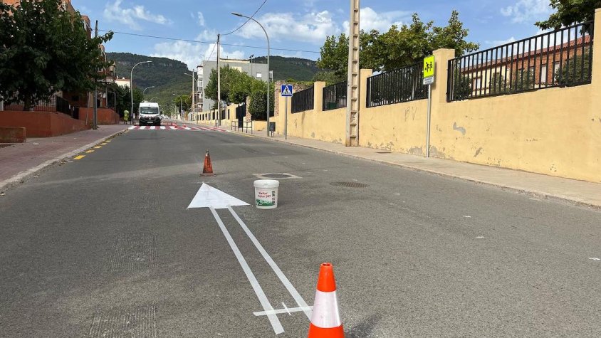 L'avinguda Doctor Folch ha passat a ser sentit únic al seu pas per l'escola, fins al carrer Senan