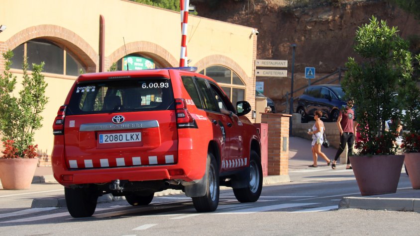 Un vehicle dels Bombers entrant al càmping Montblanc Park