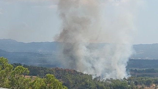 Onze dotacions de Bombers treballen en un incendi a Solivella que hauria afectat, de moment, una hectàrea