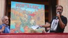 Joan Vizcarra regala una caricatura dels gegants i Montblanc en el seu pregó de la festa major
