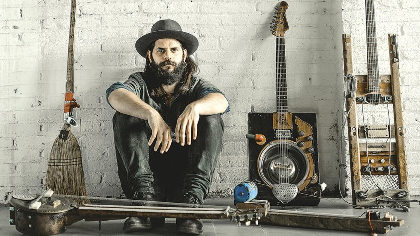 Sergi Estella, toca amb instruments fets per ell mateix, tan únics com una escombra elèctrica o una guitarra feta amb llaunes de cervesa