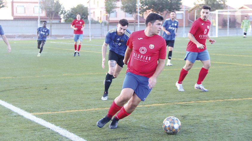 Instant del darrer partit de pretemporada del Montblanc contra el Vallmoll, al Complex Esportiu Josep Gomis