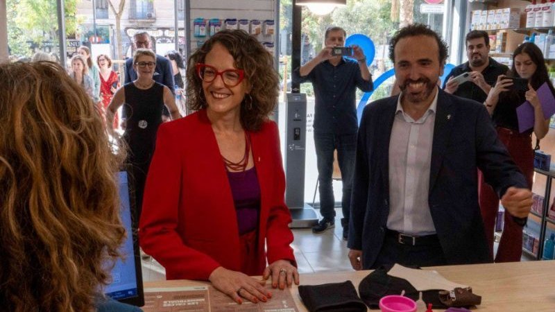 La Consellera d'Igualtat i Feminismes de la Generalitat i elel president del Consell de Col·legis Farmacèutics de Catalunya, Jordi Casas i Sánchez