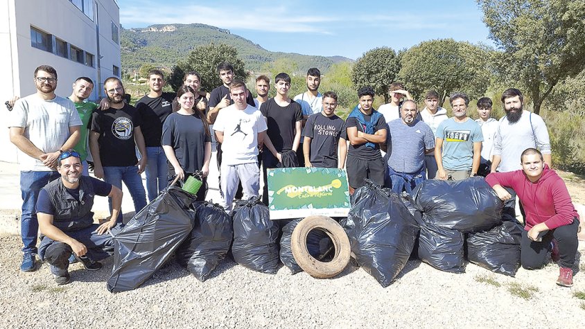 L’alumnat i professors participants en l’activitat, amb els 150 kg de residus recollits