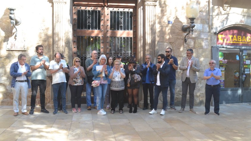 Famíliars acompanyats per l'alcalde i diferents regidors de l'ajuntament