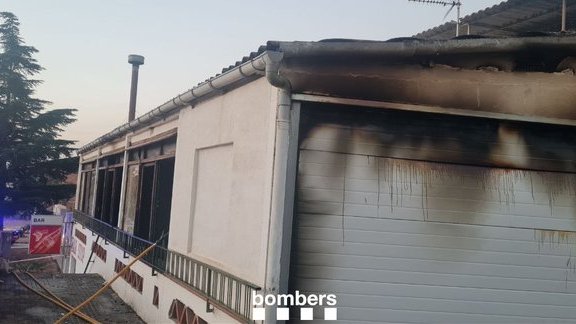 L'incendi ja està controlat. Foto: Bombers