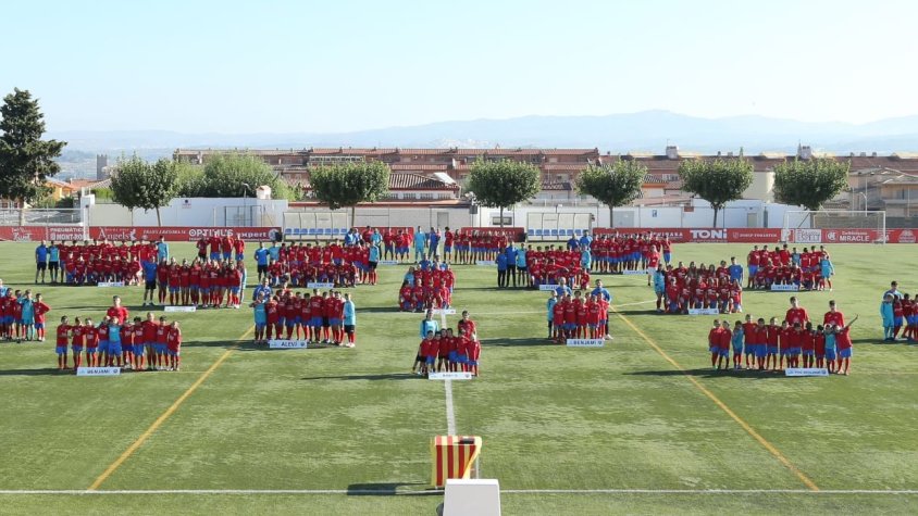 Els 18 equips sobre la gespa del camp de futbol
