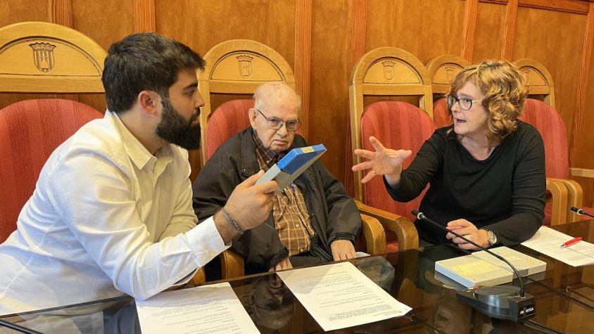 Mossèn Albert Palacín diposita el seu fons documental a l’Ajuntament de Montblanc 