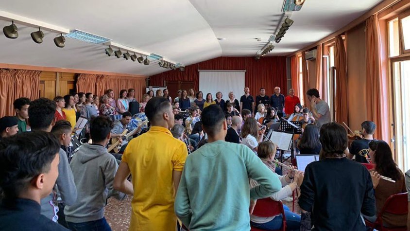 Assaig conjunt de l'Orquestra i el Cor TLP amb els joves acollits a l'Espluga