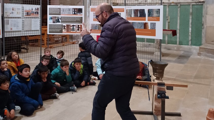 Imatge de les visites dels alumnes de Sarral a la mostra sobre les campanes