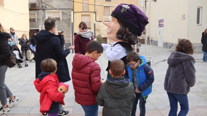 La Dona dels Nassos s'ha passejat pels carrers de Sarral per acomiadar l'any