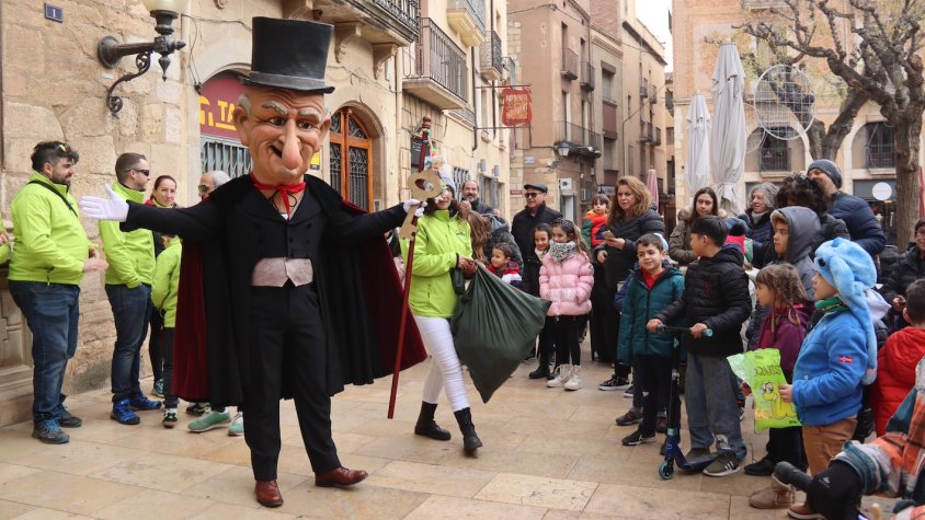 L'Home dels Nassos acompanya als veïns i veïnes de Montblanc a acomiadar-se de l'any 