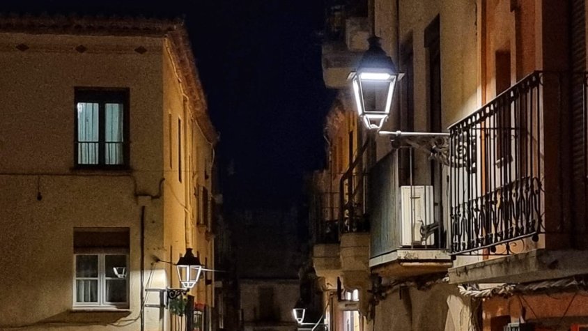 Es trauran els difusors dels fanals del casc antic i pedanies de Montblanc per millorar-ne l’eficiència energètica