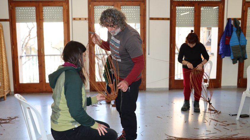 Arrenca el cicle de tallers amb sarga al Museu del Vidre de Vimbodí i Poblet