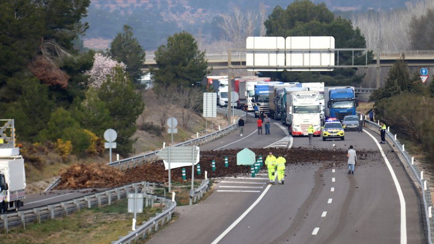 L'AP-2 a Montblanc amb fem a la carretera que obliga a tallar el pas de vehicles .
