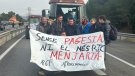 Els pagesos bloquegen les principals carreteres a Catalunya i es plantegen passar-hi la nit