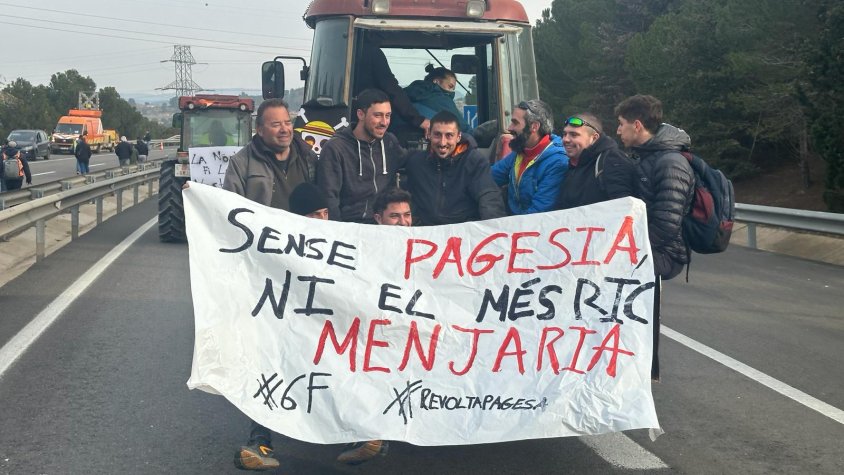 Els pagesos bloquegen les principals carreteres a Catalunya i es plantegen passar-hi la nit