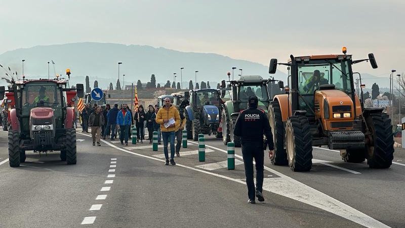 El transport escolar i la recollida porta a porta de la Conca de Barberà, suspesos per les concentracions de la pagesia