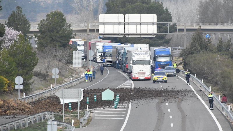 Els pagesos aixequen el tall de l'AP-2 de Montblanc i passaran la nit bloquejant la C-14 i l'N-240