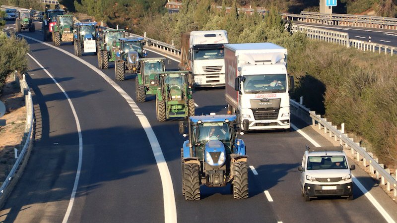 Una trentena de tractors de la Conca de Barberà surten cap a Barcelona amb una marxa lenta per l'AP-2