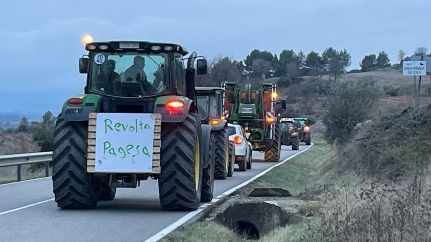 Cortina de tractors en marxa lenta entre Solivella i Montblanc