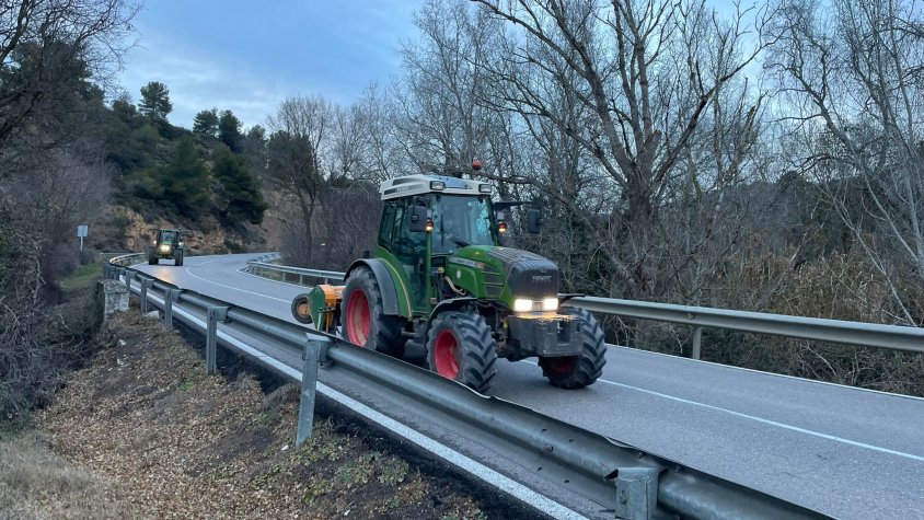 Dos tractors realitzant una marxa lenta divendres a la C-14