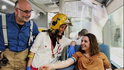 La campanya 'Els Bombers t'acompanyen a donar sang' supera les 2.500 donacions en un mes
