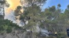 Els Bombers controlen un incendi en una zona de difícil accés a Forès