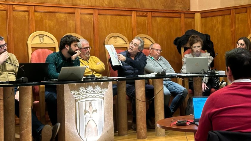 Pep Andreu posant en dubte la viabilitat del projecte de l'ampliació del nou CAP de Montblanc mostrant un mapa