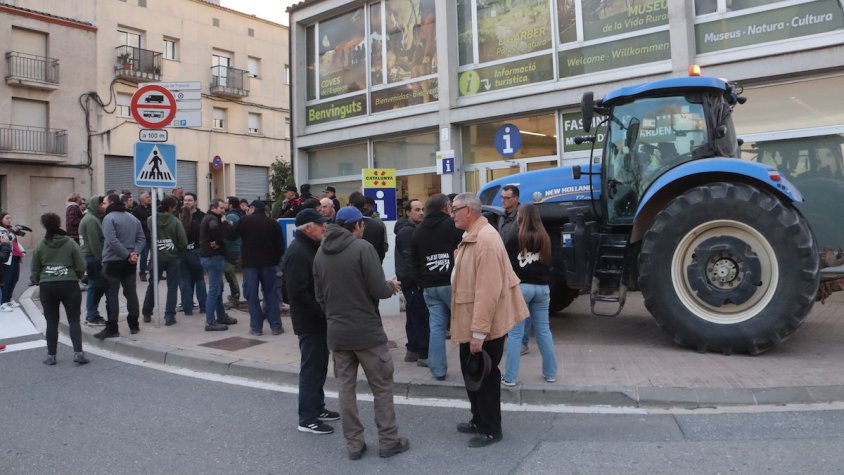 Diversos pagesos davant d'un tractor esperen el president de la Generalitat, Pere Aragonès. Autor: Eloi Tost