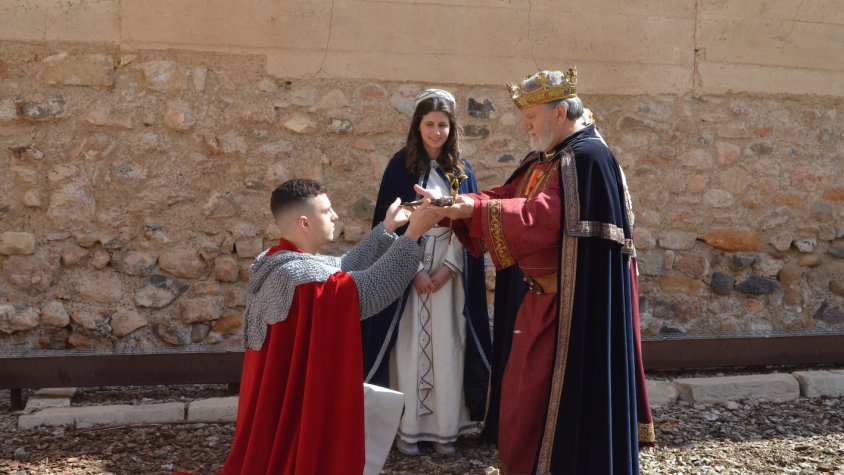 Moment de l'entrega de l'espasa al Sant Jordi d'aquesta edició