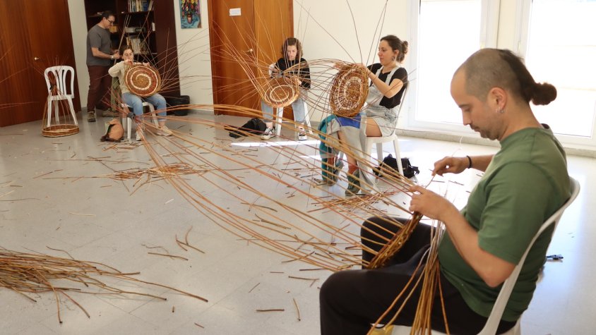 El Museu del vidre de Vimbodí i Poblet acull el tercer taller artesanal amb vímet