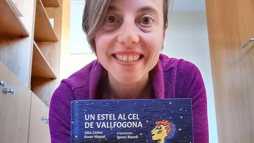 Una de les autors, l'Alba Llobet, amb el llibre