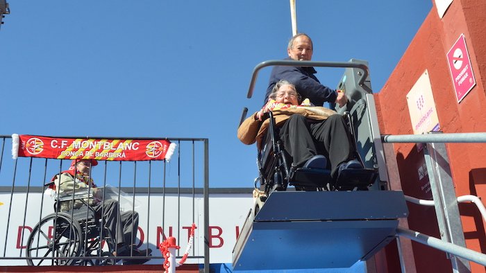 Una usuària fent ús de la plataforma instal·lada al camp de futbol