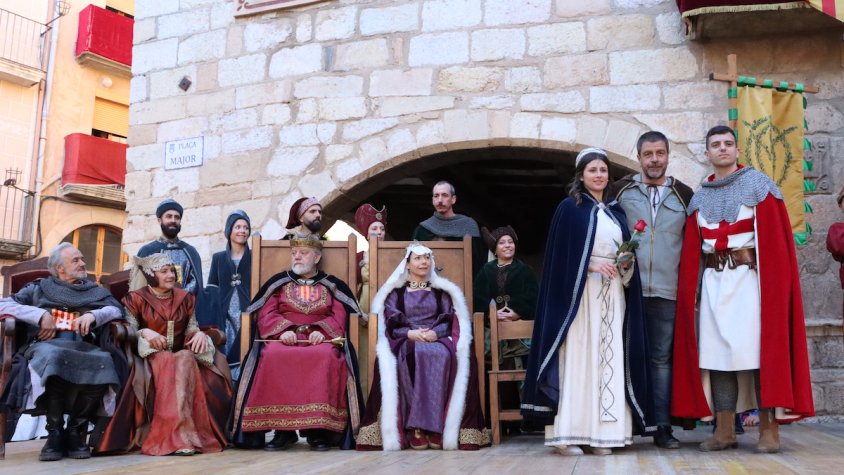 Espartac Peran juntament amb la princesa i sant Jordi en el moment de l'entrega de la primera rosa de Catalunya